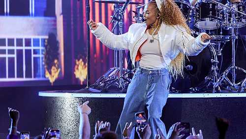Janet Jackson receives Icon Award, performs on TV for the first time in seven years during the American Music Awards